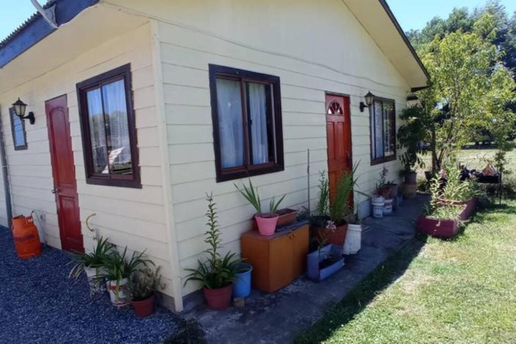 Acogedora cabaña en el campo. Cerca de la ciudad.