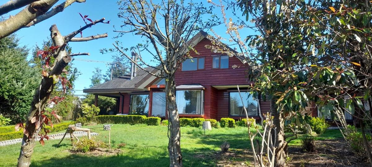 Casa sureña a pasos del lago