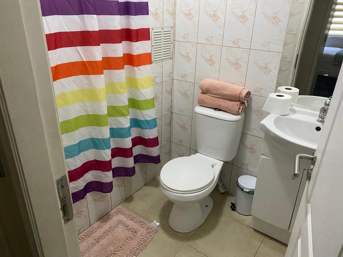 Dormitorio con baño privado en departamento