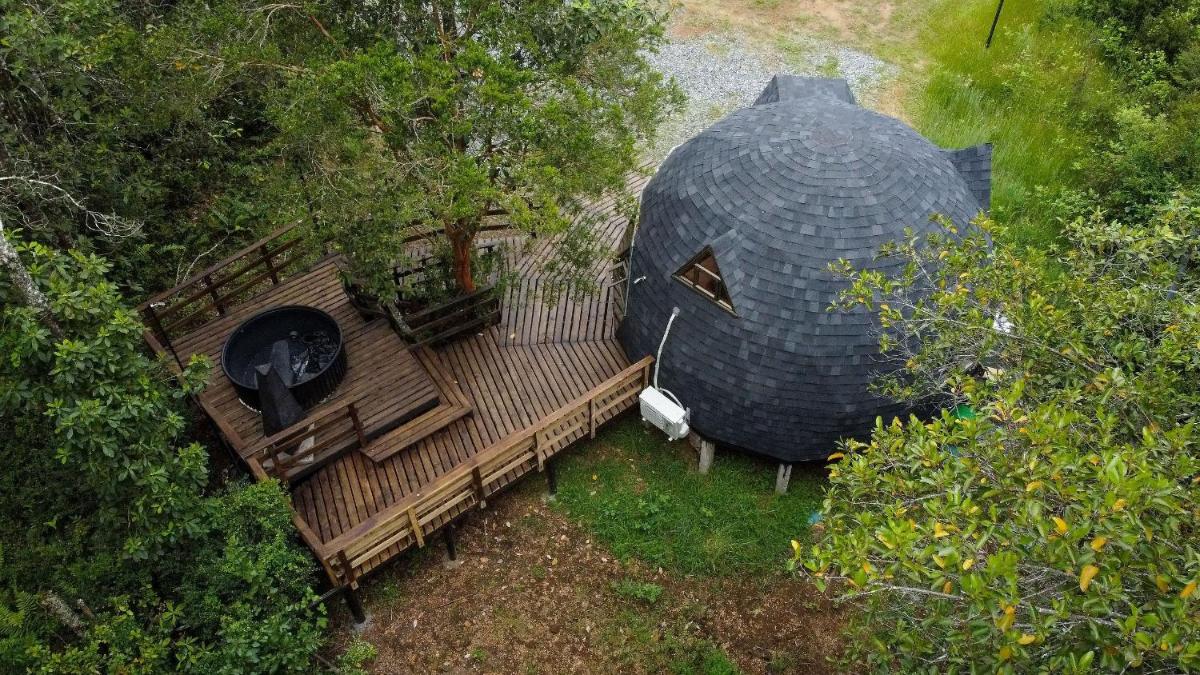 Hermoso domo para parejas, en bosque nativo + tinaja privada