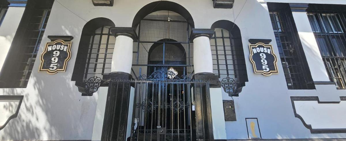 Hostal House 995