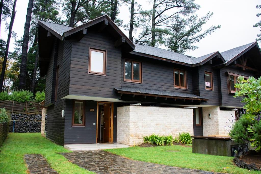 Parque Pinares House Pucón con acceso al lago